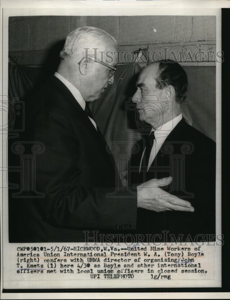 1967 Press Photo W.A. (Tony) Boyle Confers With John T. Kmetz - nee53835 - Historic Images