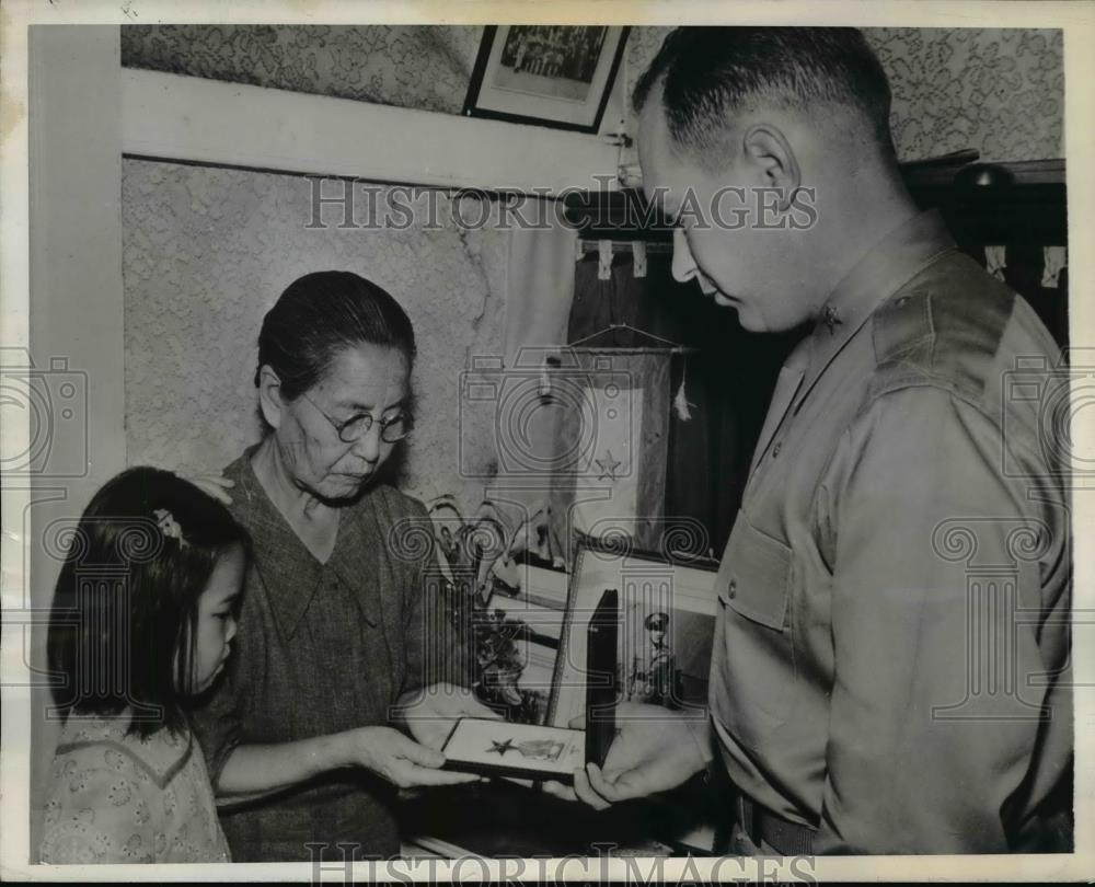 1945 Press Photo Mrs. Niki Nakamura receives the Bronze Star Medal of her son. - Historic Images