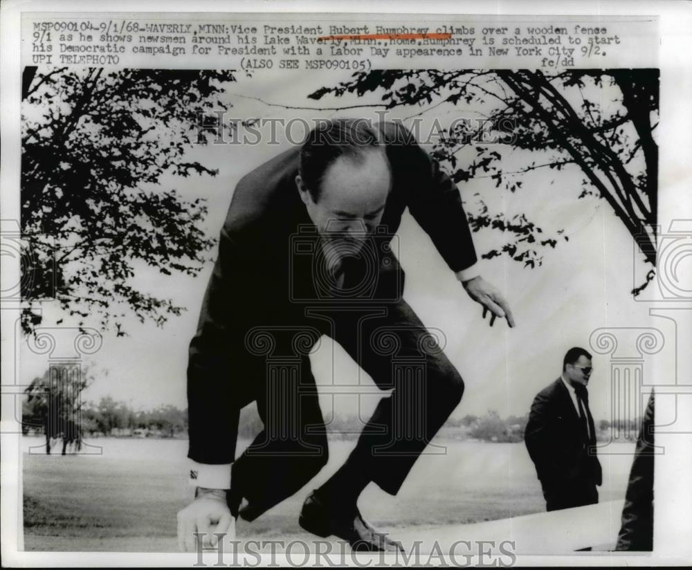 1968 Press Photo Vice President Hubert Humphrey Talks to newsmen Lake Waverly - Historic Images