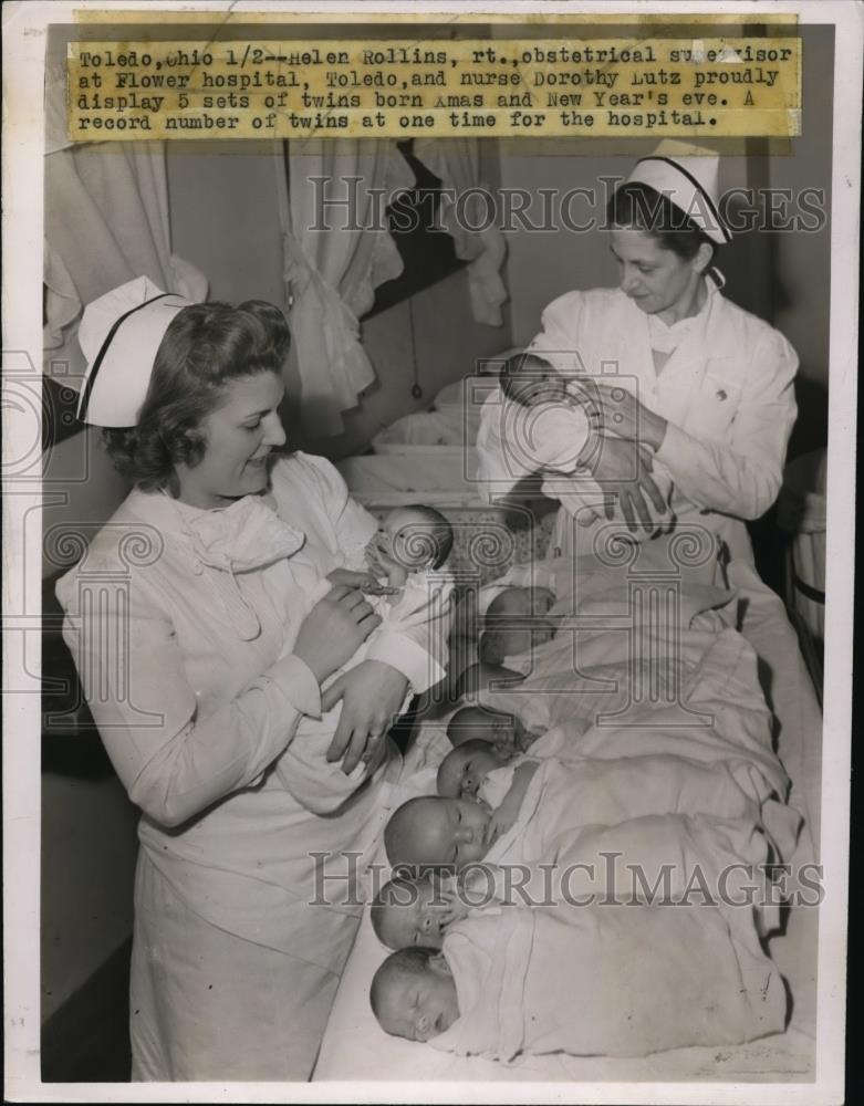 1947 Press Photo Helen Rollins At Flower Hospital Toledo With Dorothy Lutz. - Historic Images