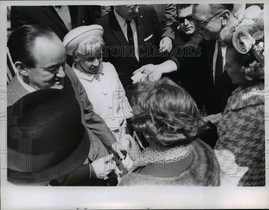 1966 Press Photo VP Hubert Humphrey & supporters at meeting - nee51075 - Historic Images