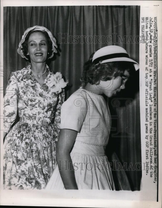 1960 Press Photo Chicago Mrs Pat Noxon wife of US VP & daughter Julie age 12 - Historic Images