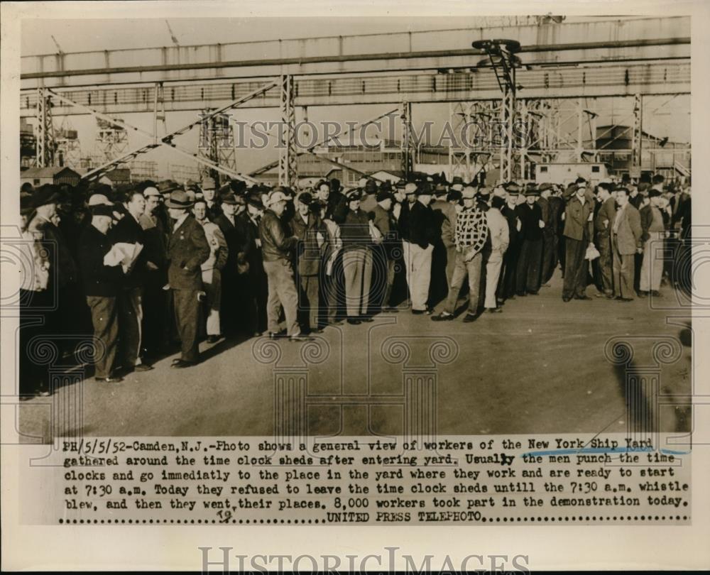 1952 Press Photo Camden New Jersey, New York Ship Yard Gathered To See Clock. - Historic Images