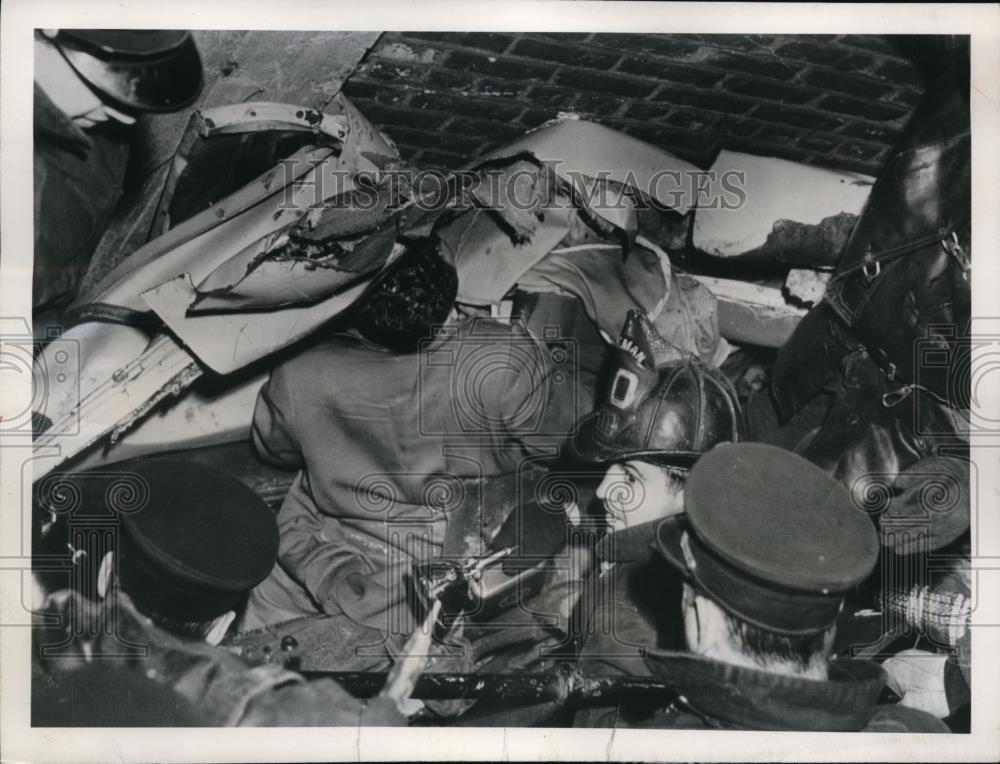 1950 Press Photo Chicago firemen auto train accident - nee56483 - Historic Images