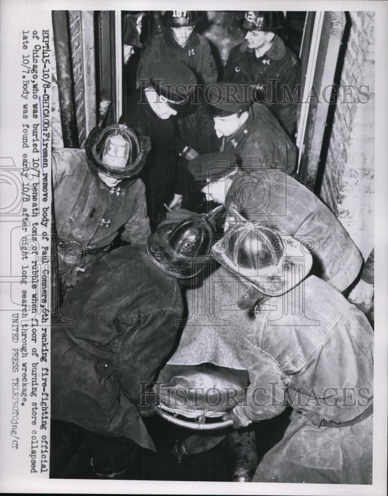 1954 Press Photo Chicago Firemen remove body of Paul Connors 6th ranking officer - Historic Images