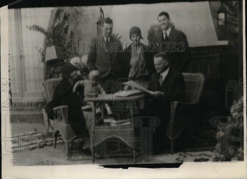 1928 Press Photo Mrs H Hoover with Granddaughter Peggy on lap,and Herbert Hoover - Historic Images