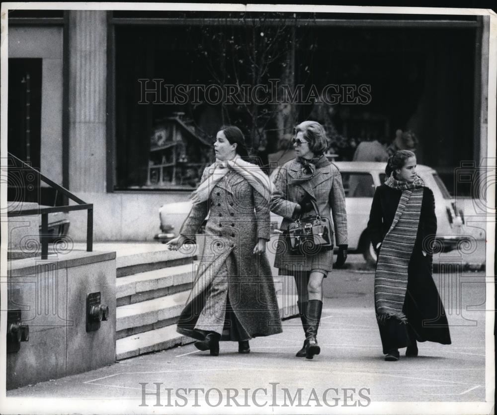 1963 Press Photo Women Wear Long &amp; Short Coats on Manhattan Fifth Avenue - Historic Images