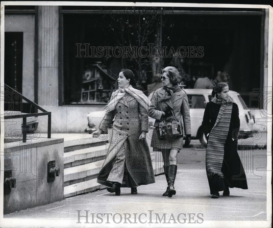 1963 Press Photo Women Wear Long & Short Coats on Manhattan Fifth Avenue - Historic Images