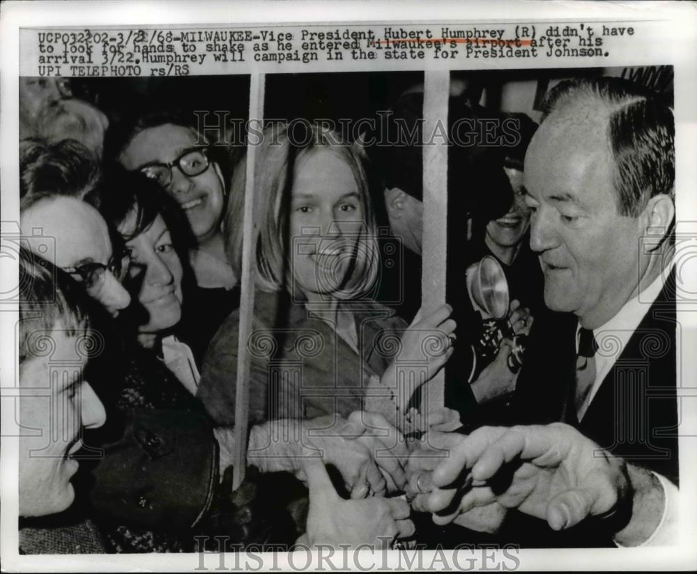 1968 Press Photo Milwaukee Vice President Hubert Humphrey shakes hands. - Historic Images