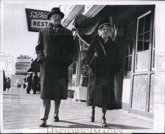 1958 Press Photo Sec. Of State John Foster Dulles & Wife Walk On Boardwalk - Historic Images