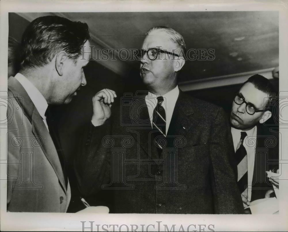 1954 Press Photo Washington Sec. Robert Stevens, Lobby of Pentagon Reporters - Historic Images