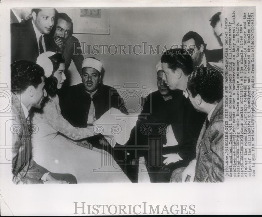 1951 Press Photo Moslem ties join texan and dancer - Historic Images