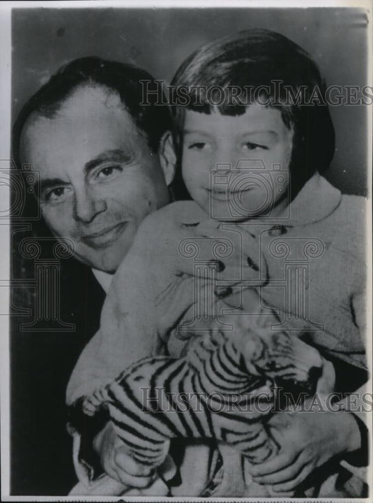 1955 Press Photo Aly Khan and daughter Yasmin at his home in France - Historic Images