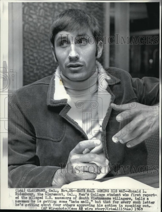 1969 Press Photo Hate Mail coming to Ridenhour but 4 of them approve his action - Historic Images