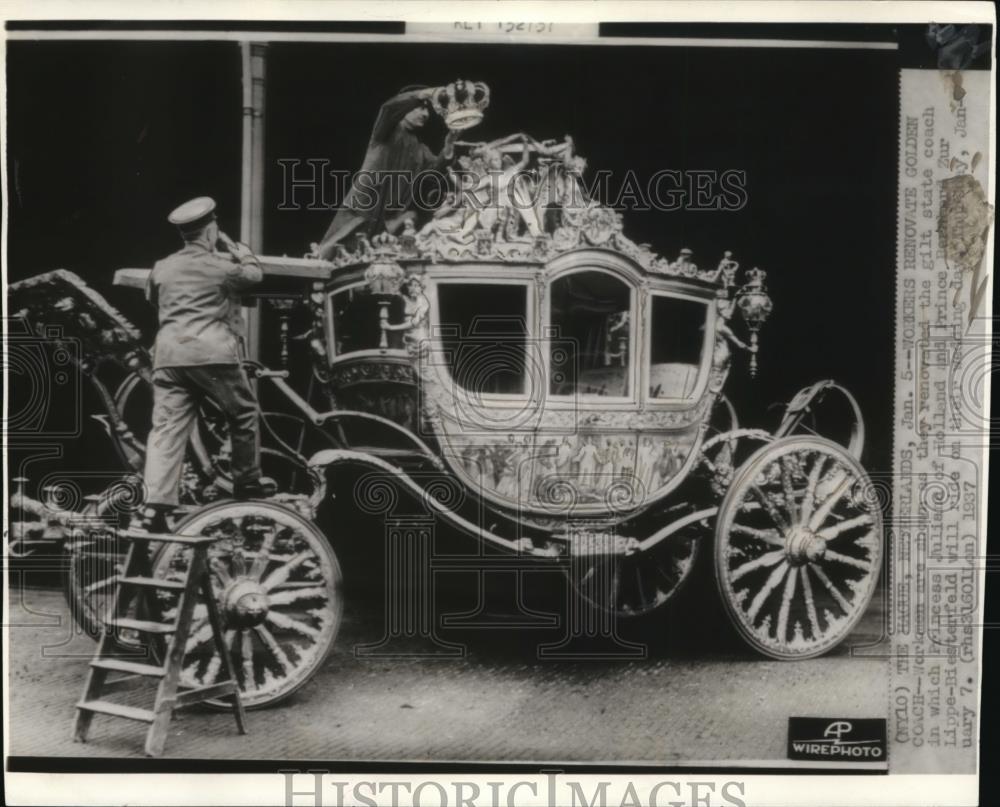 1937 Press Photo Workers renovate Golden Coach at the Hague in Netherlands - Historic Images