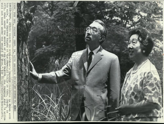 1971 Press Photo Japan's Emperor Hirohito with his wife, Empress Nagako - Historic Images