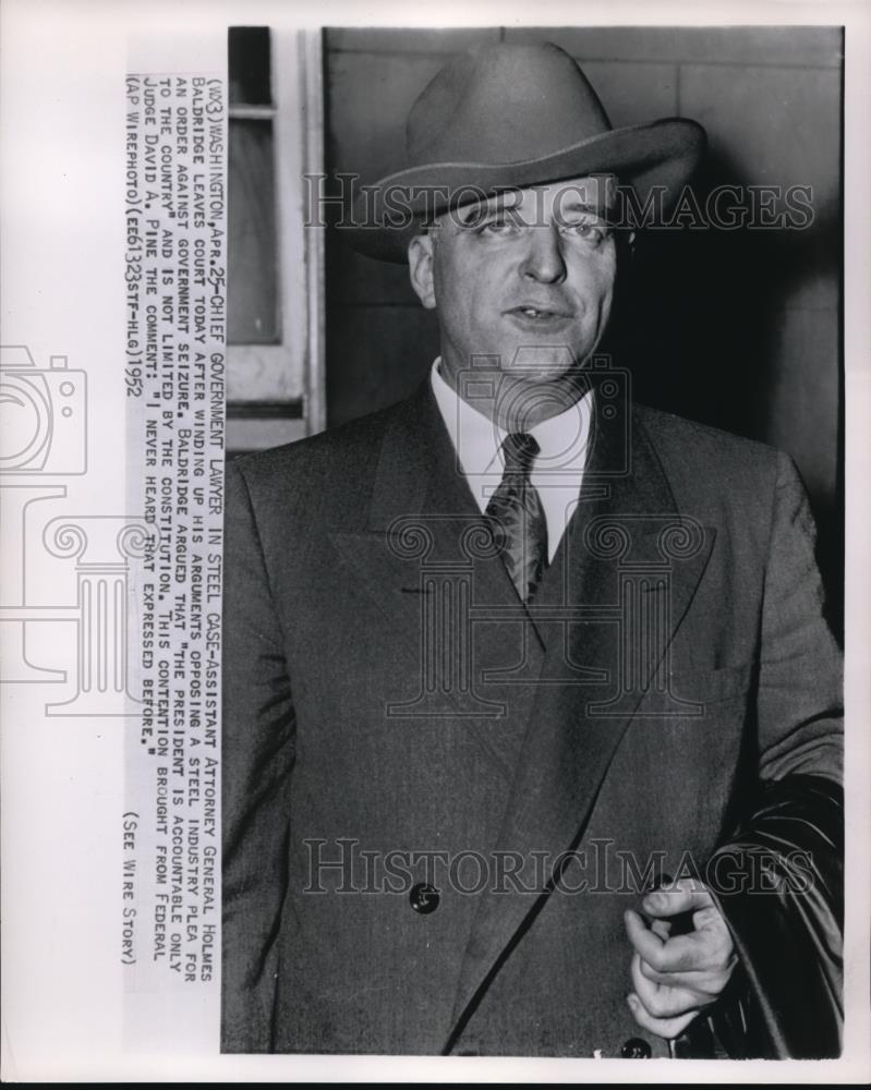 1952 Press Photo Assistant Attorney General Holmes Baldridge leaves court - Historic Images
