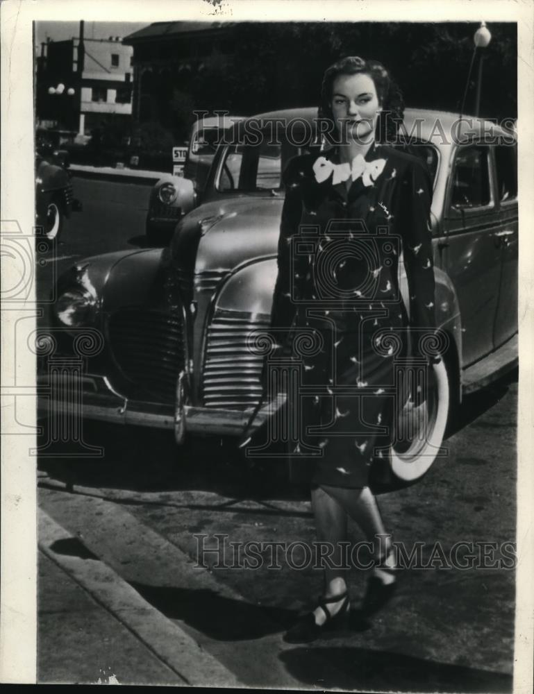 1943 Press Photo Doris Duke Cromwell, tobacco heiress in Reno tour - Historic Images