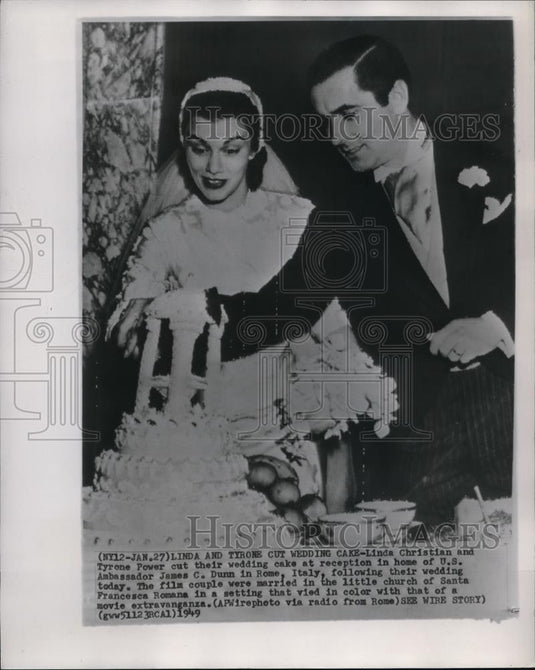 1949 Press Photo Linda Christian and Tyrone Power Cut Their0 Wedding Cake - Historic Images
