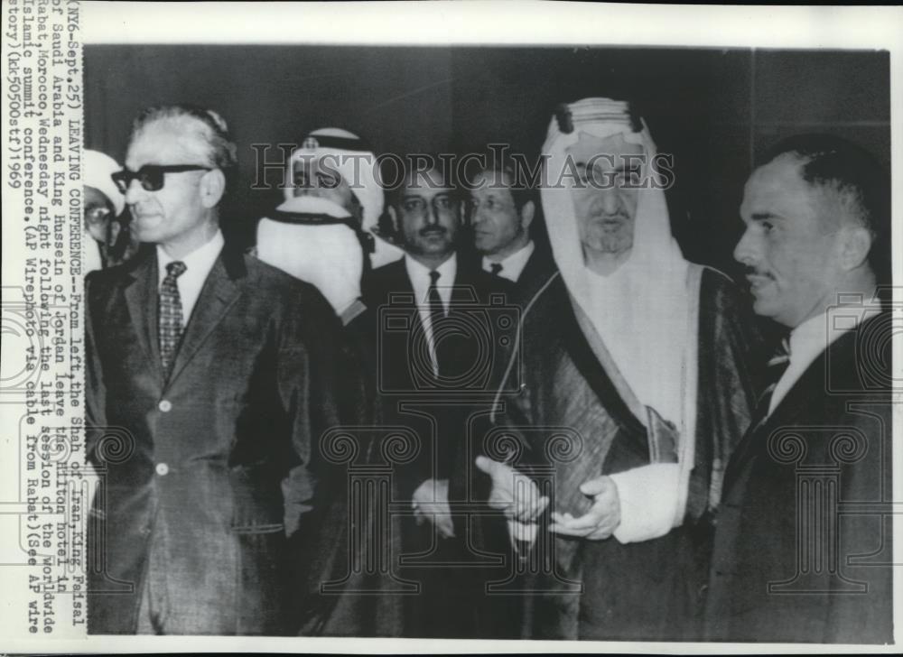 1969 Press Photo Attendees leaves Hilton hotel after Islamic summit confererence - Historic Images