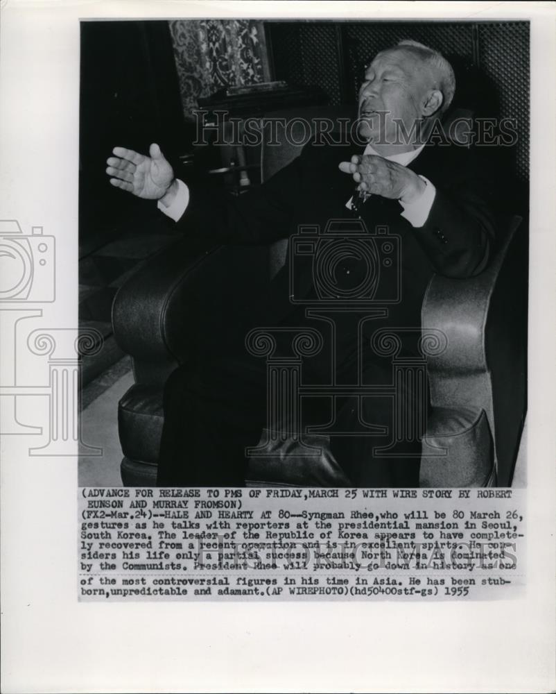 1955 Press Photo Syngman Rhee talks with reporters at mansion in Seoul - Historic Images