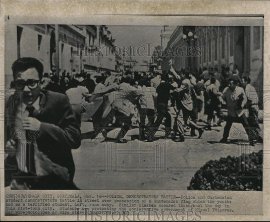 1962 Press Photo Police, Demonstrators Battle over possession of Guatamelan flag - Historic Images