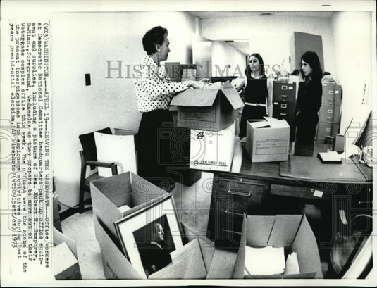 1973 Press Photo The women removing the things in the Watergate office - Historic Images