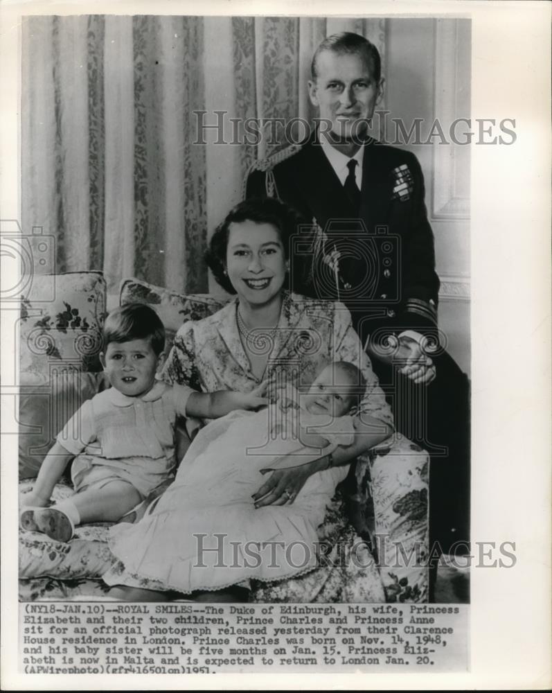 1951 Press Photo The Duke of Edinburgh &amp; wife Princess Elizabeth with the kids - Historic Images