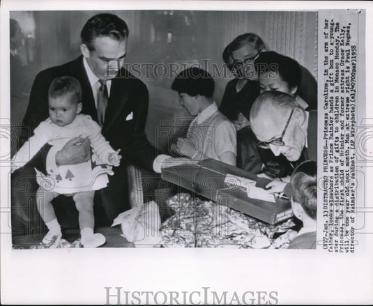 1958 Press Photo Give away gifts in Monaco with Prince Rainier & her princess - Historic Images