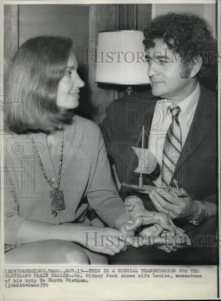 1970 Press Photo Dr. Peck shows wife Louise, mementoes from North Vietnam trip - Historic Images
