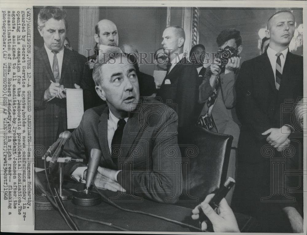 1968 Press Photo Sen. Eugene McCarthy, guarded by Secret Service agents - Historic Images