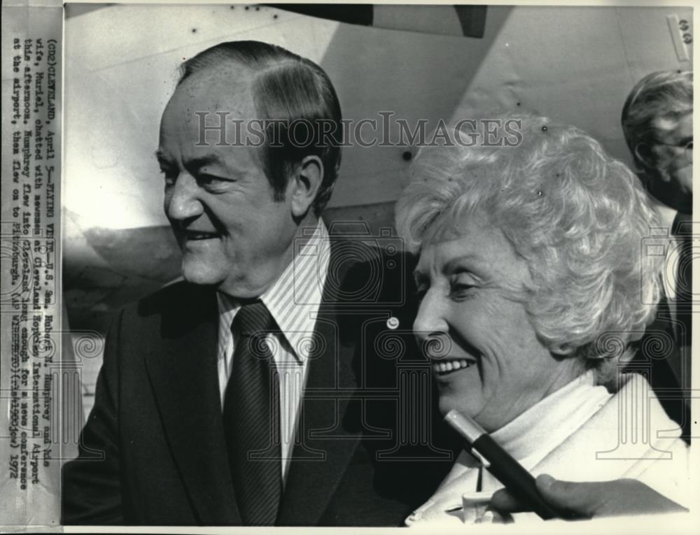 1972 Press Photo Sen.and Mrs.Hubert H.Humphrey Chats with Newsmen at the Airport - Historic Images