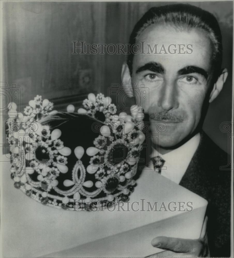 1967 Press Photo Copy of crown designed by Paris jeweler Pierre Arpels - Historic Images