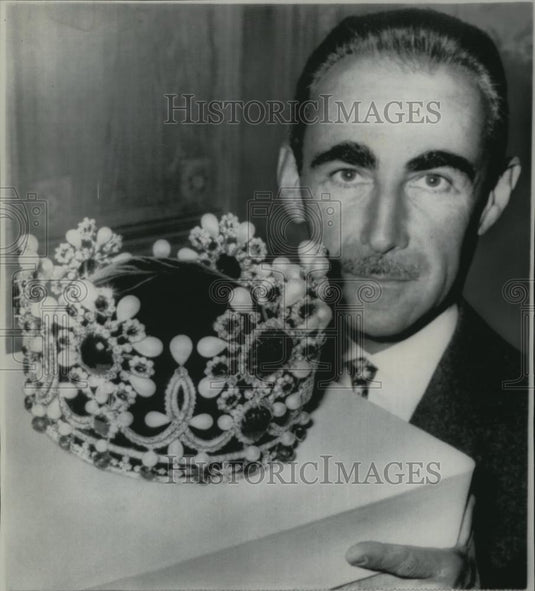 1967 Press Photo Copy of crown designed by Paris jeweler Pierre Arpels - Historic Images