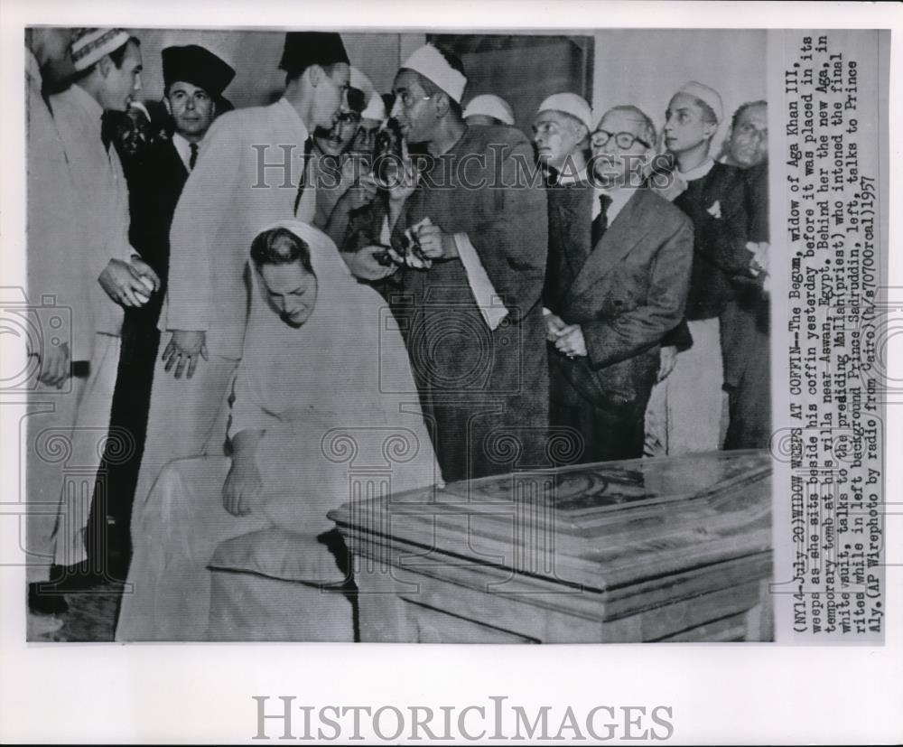 1957 Press Photo Begum, widow of Aga Khan III weeps at coffin in Aswan, Egypt - Historic Images