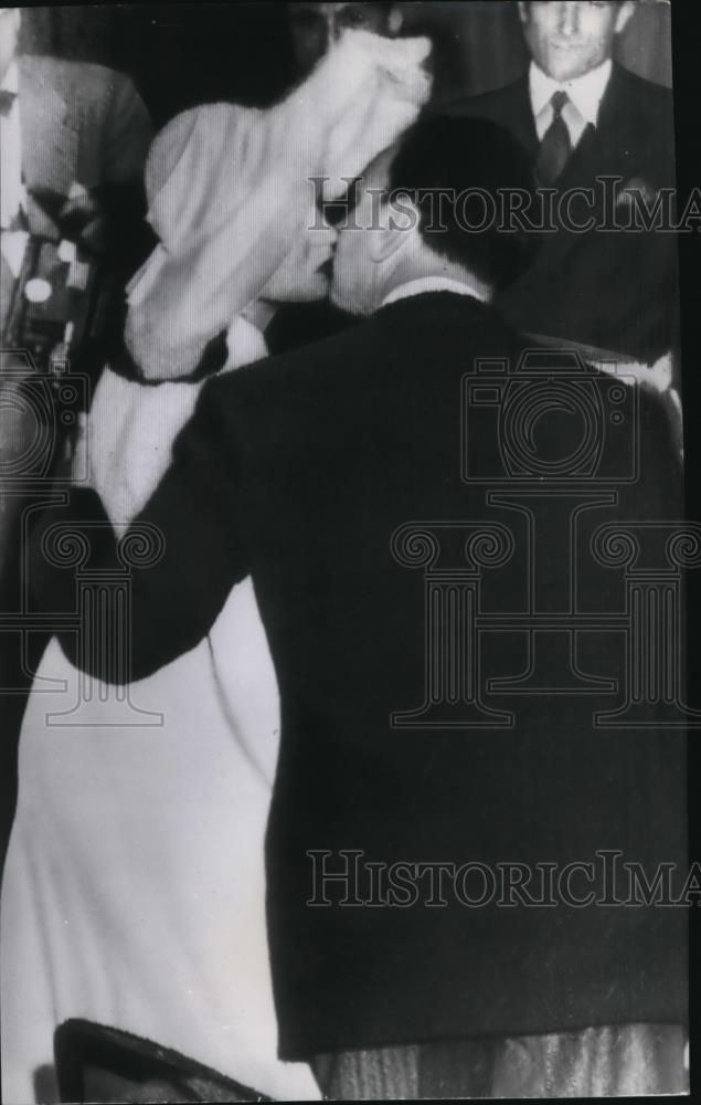 1949 Press Photo R.Hayworth and Aly Khan Ebrace and Kiss after got Married - Historic Images