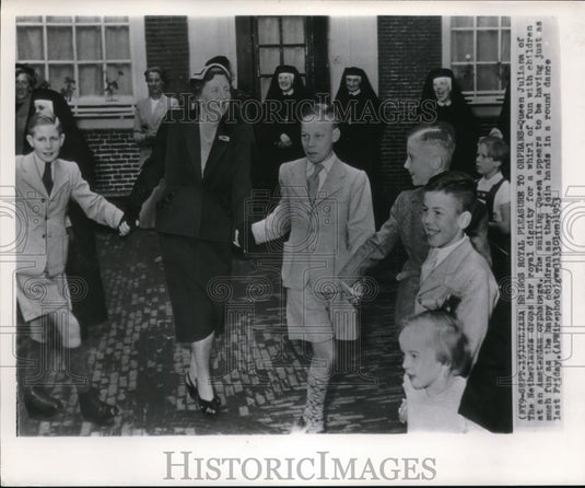 1953 Press Photo Netherlands Queen Juliana brings royal pleasure to orphans - Historic Images