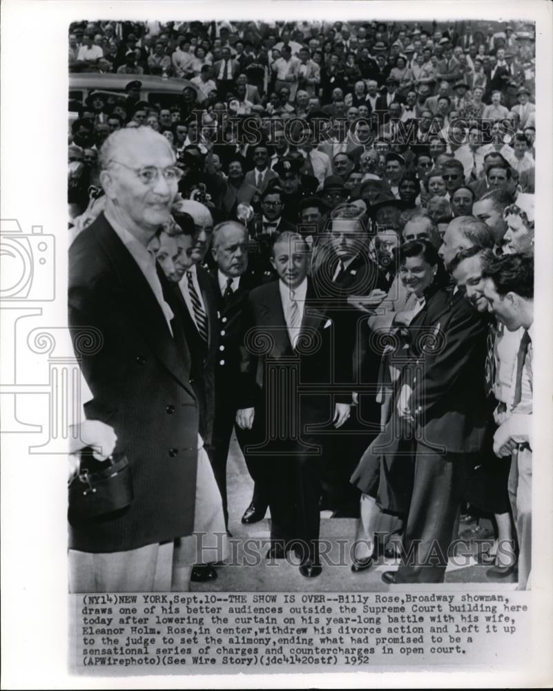 1952 Press Photo Billy Rose Draws one of His Audience Outside the Supreme Court - Historic Images