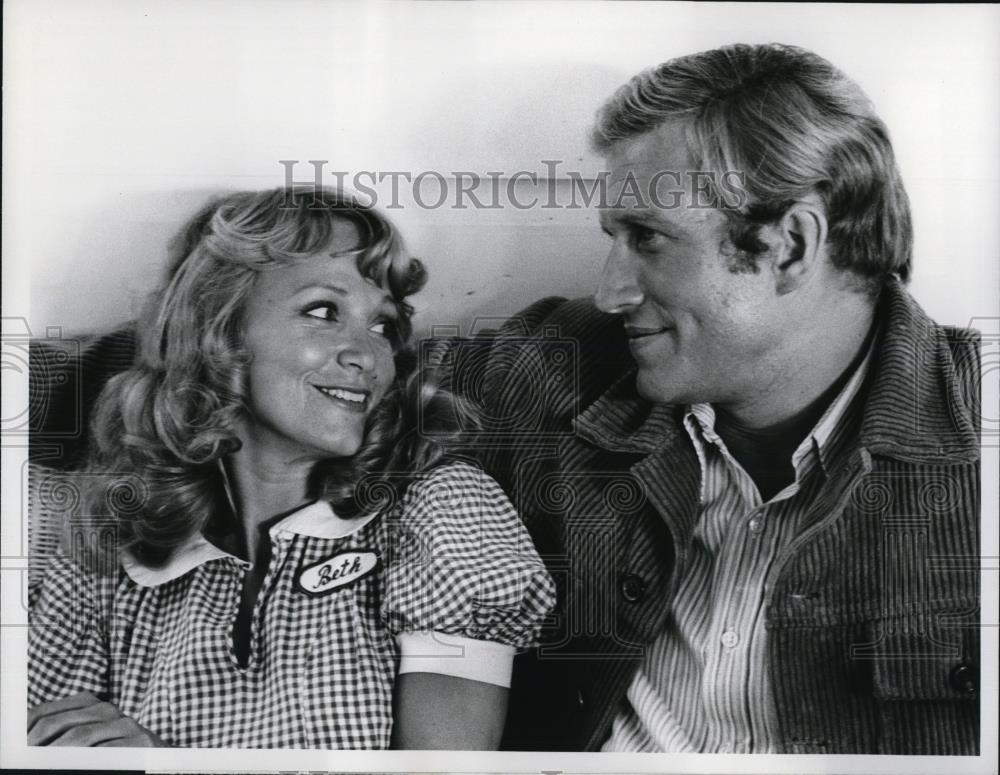 1974 Press Photo Lynne Marta, Ken Howard in The Manhunter - cvp36248 - Historic Images