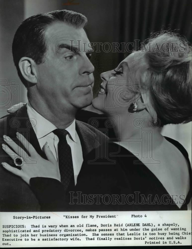 1964 Press Photo Arlene Dahl and Fred MacMurray in &quot;Kisses for My President&quot; - Historic Images