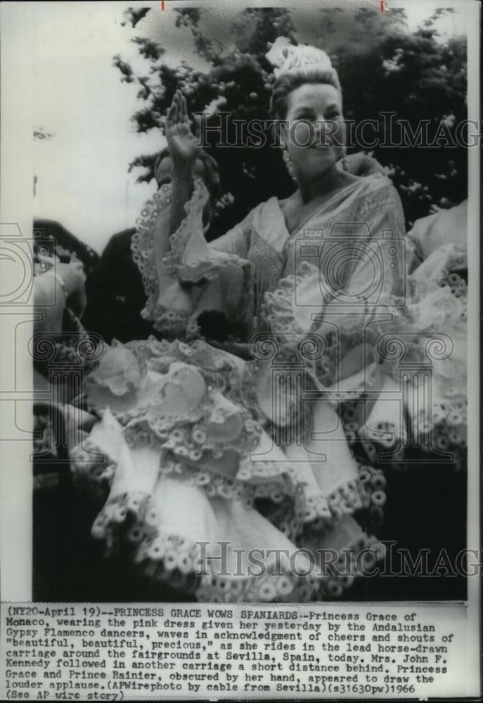 1966 Press Photo Princess Grace Waves in Acknowledgement of Cheers and Shouts - Historic Images