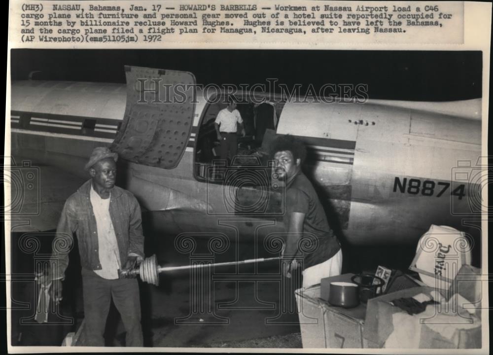 1972 Press Photo Nassau Airport workers loading furniture at the C46 cargo plane - Historic Images