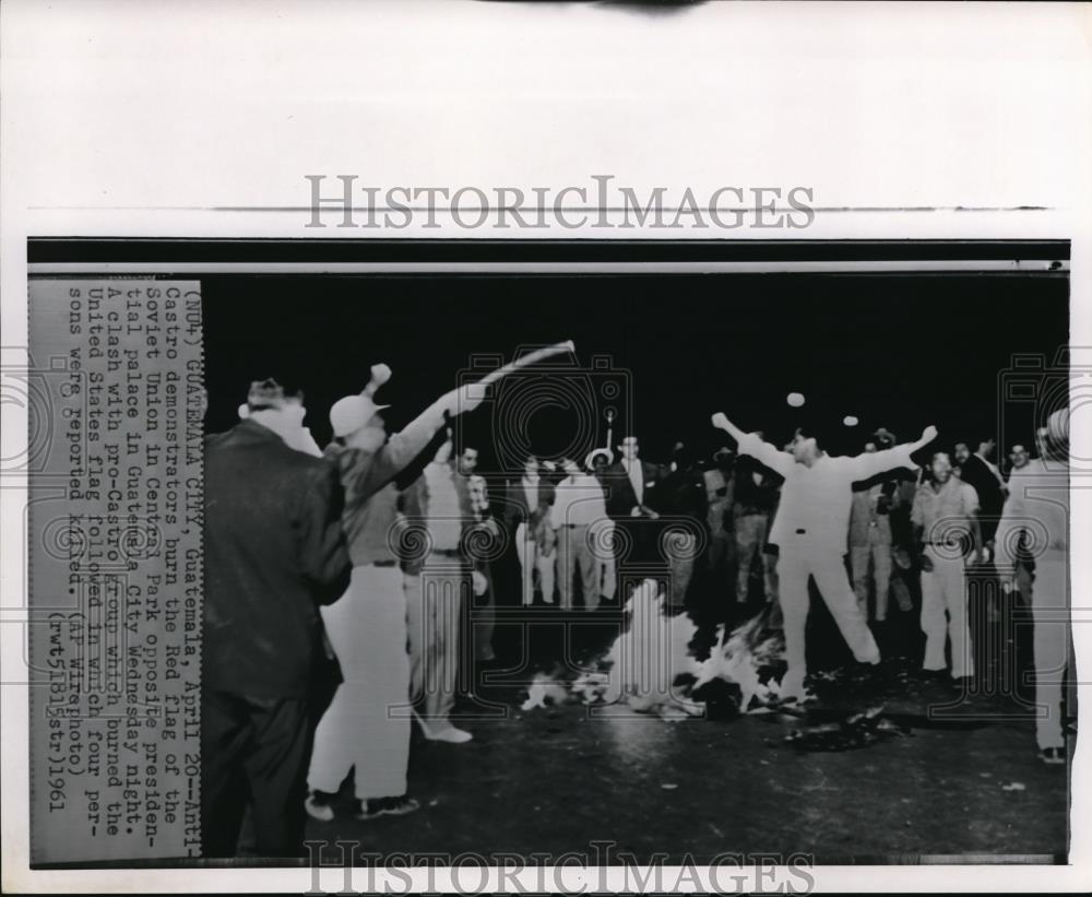 1962 Press Photo Anti-Castro demonstrators burn the Red flag of Soviet Union - Historic Images