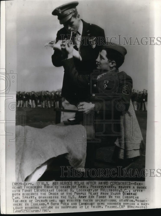1942 Press Photo 1st Lt.Lockhart & Sgt. Rich relax after award ceremonies - Historic Images