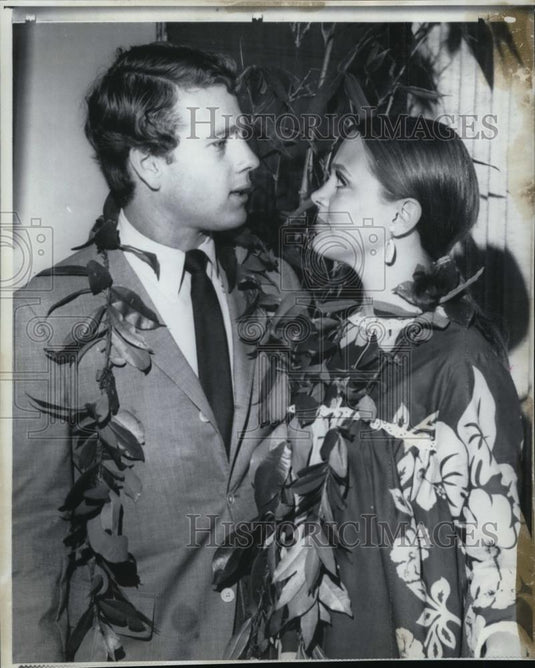 1967 Press Photo Leigh Taylor-Young & Ryan O'Neal married in Honolulu - Historic Images