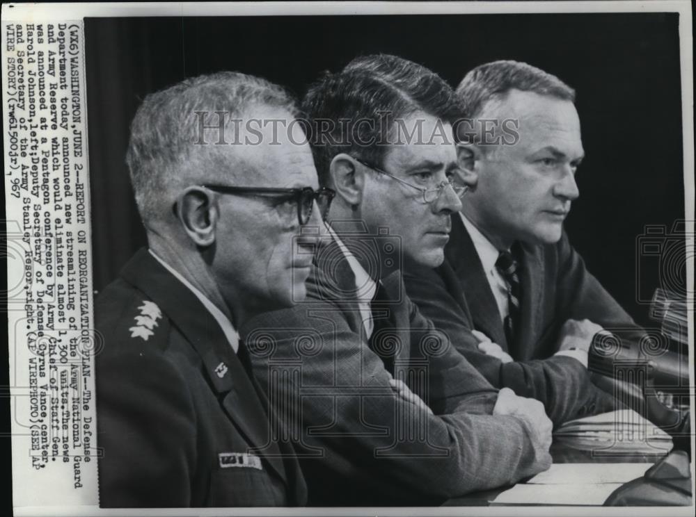 1967 Press Photo Gen. Harold Johnson, Cyrus Vance and Army Sec. Stanley Resor - Historic Images