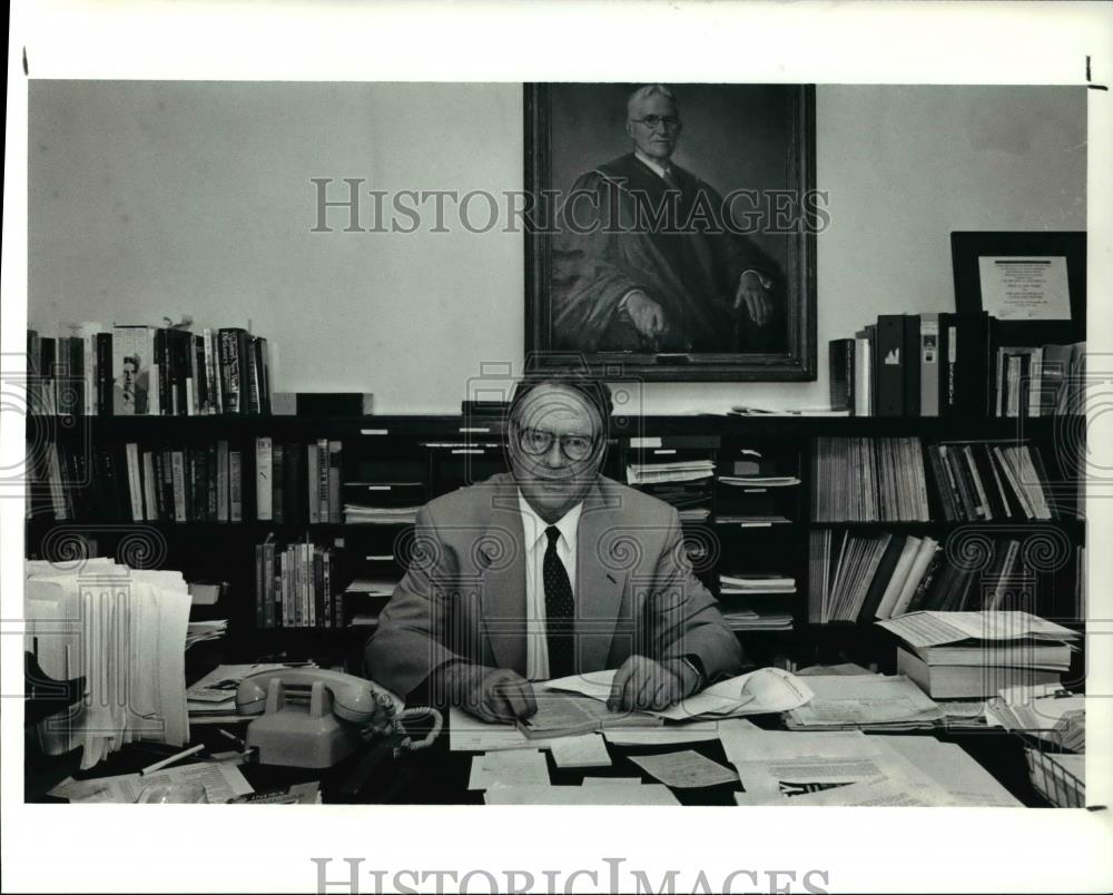 1990 Press Photo David Van Tassel in History Department - Historic Images