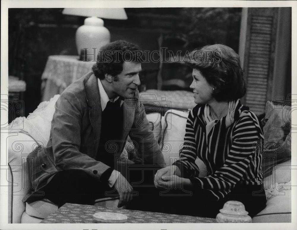 1976 Press Photo Ted Bessell and Mary Tyler Moore in CBS&#39;s The Mary Tyler Moore - Historic Images
