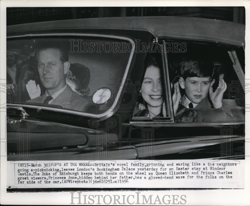 1956 Press Photo Britain&#39;s royal family grins &amp; waves at Buckingham Palace - Historic Images