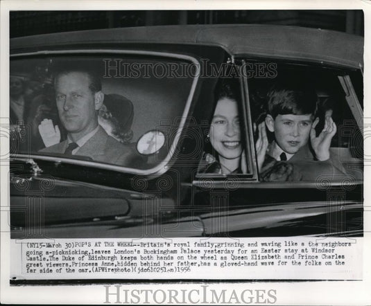 1956 Press Photo Britain's royal family grins & waves at Buckingham Palace - Historic Images